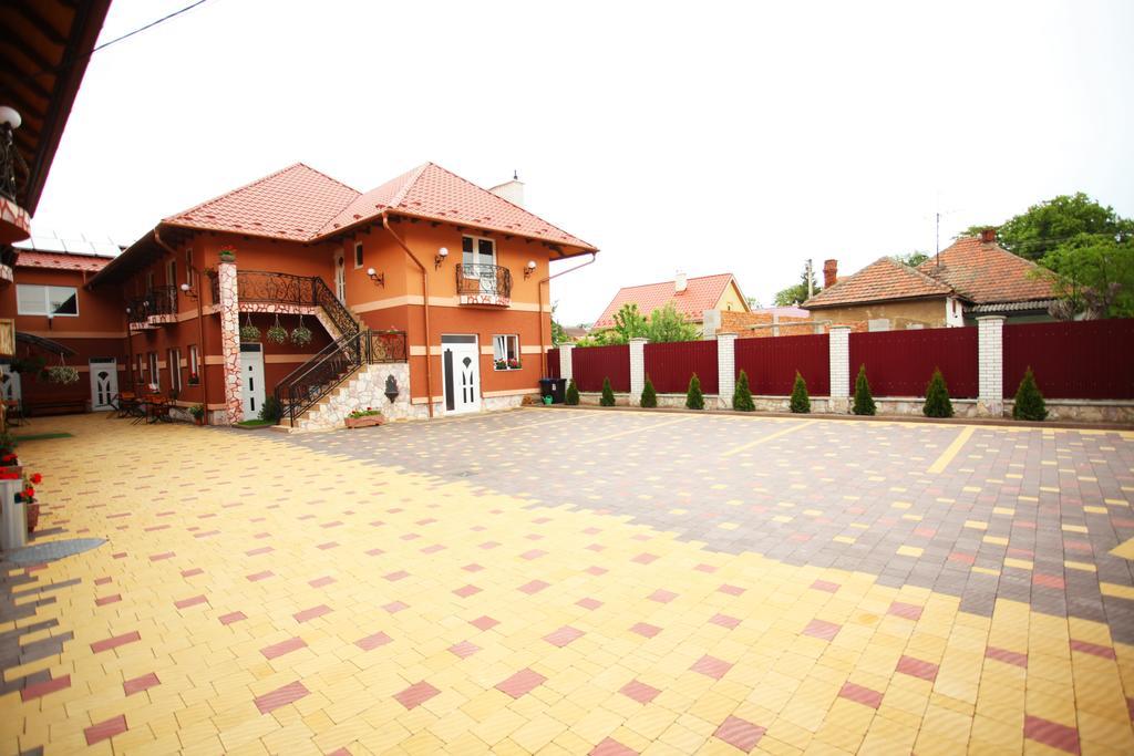 Mirage Hotel Берегово Екстериор снимка